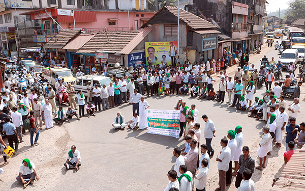 ವಿಟ್ಲ ಹೋಬಲಿಯನ್ನು ತಾಲೂಕು ಕೇಂದ್ರ ಘೋಷಣೆ ಮಾಡುವಂತೆ ಆಗ್ರಹಿಸಿ ಧರಣಿ